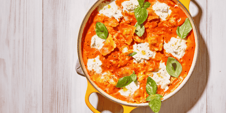 One pan ravioli met tomatensaus, mozzarella en basilicum